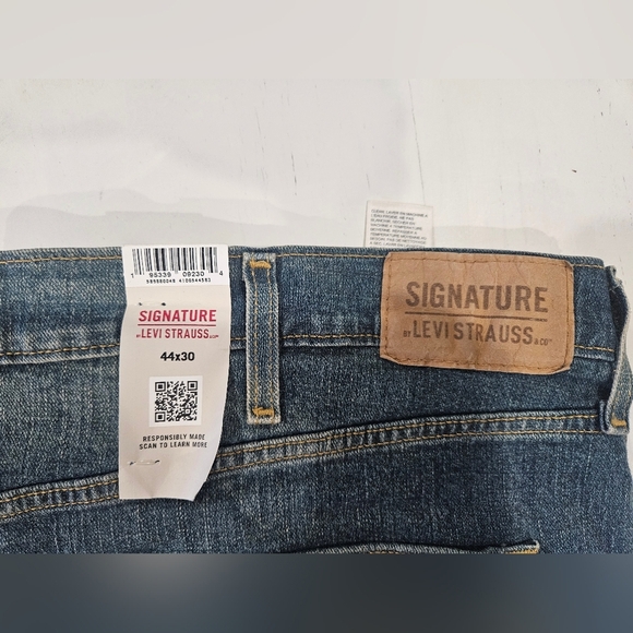 Levi's Signature Denim Jeans in Classic Blue, Straight Leg. Size 44 X 30 - Picture 2 of 4